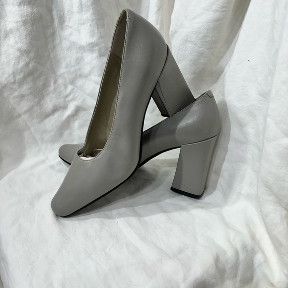 GRAY LEATHER SHOES SOURCE UNKNOWN 6 1/2 B, HEEL HEIGHT IS 3 1/2” INCHES. - Picture 15 of 16